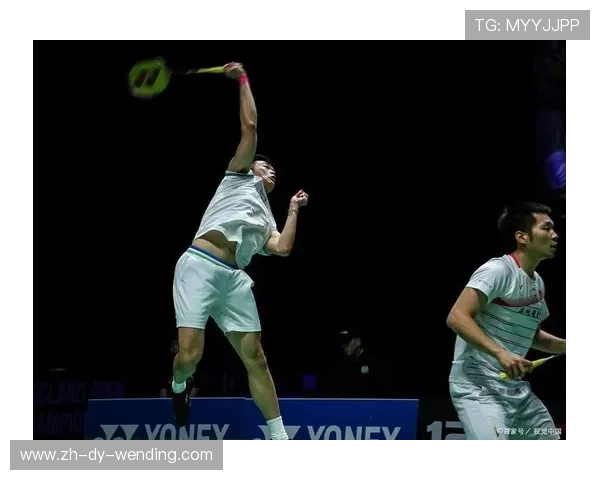 羽毛球击球慢动作 羽毛球击球慢动作